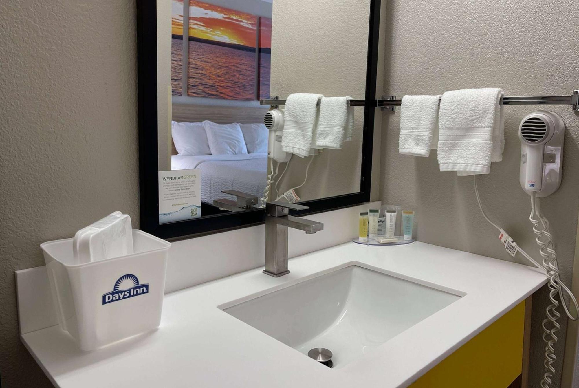 Days Inn By Wyndham Imlay City Ngoại thất bức ảnh